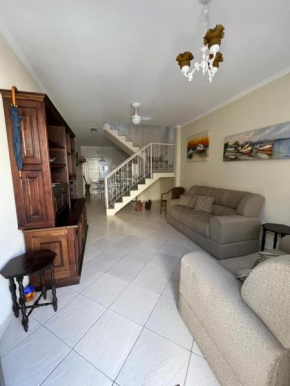 Casa aconchegante com ar condicionado para família em condomínio